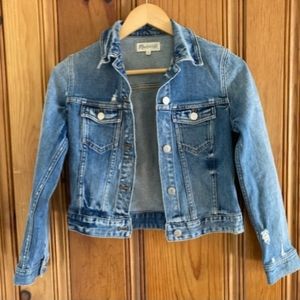 Looks like the the Denim Cropped Trucker jacket in photos but this one is fitted